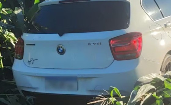 Agricultor aciona PM após encontrar BMW no meio de milharal, no Paraná