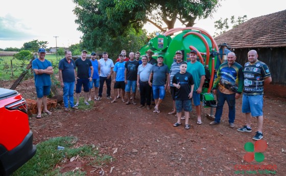 Agricultores da Linha Progresso em Missal recebem equipamento agrícola