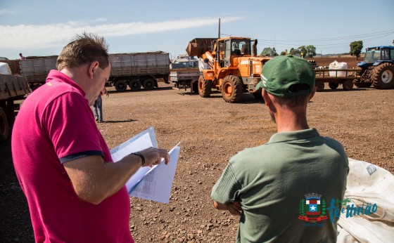 Agricultores de Missal recebem insumos para Recuperação de Pastagem