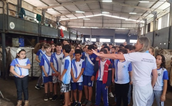 Alunos da Escola Municipal Carlos Gomes visitam a ASSOREMI em ação de educação ambiental.