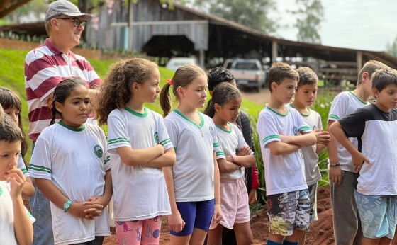 Alunos da Escola Olavo Bilac do Portão Ocoí acompanham construção de fossa ecológica em Missal