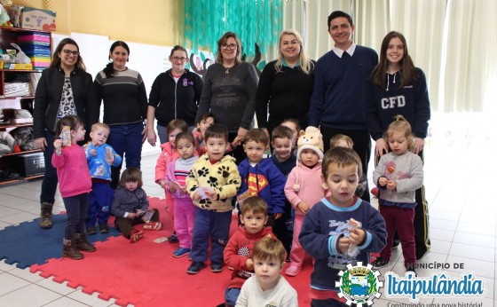 Alunos da rede municipal de ensino são presenteados em homenagem ao Dia do Estudante