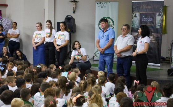 Alunos de Missal prestigiam Teatro do Sicredi com foco na Educação Financeira