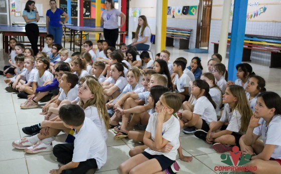 Alunos de Missal recebem Cartilha Empreendedores do Futuro