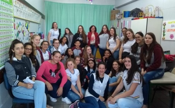 Alunos do CEPEM visitam sala de recursos para alunos com deficiência visual.