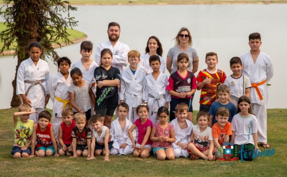 Alunos do Projeto Aprendiz de Missal participam de aula recreativa de Karatê no Lago Municipal