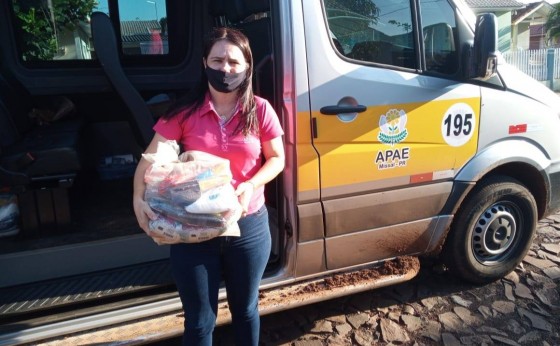 APAE de Missal distribuiu nesta terça e quarta-feira cestas básicas arrecadadas  na Live do Xi