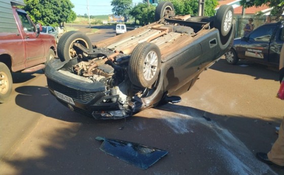 Após colisão veículo tomba em São Miguel do Iguaçu