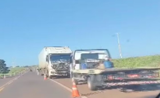 Assalto: Homem tem caminhão-tanque roubado e morre em batida enquanto era feito refém no Paraná