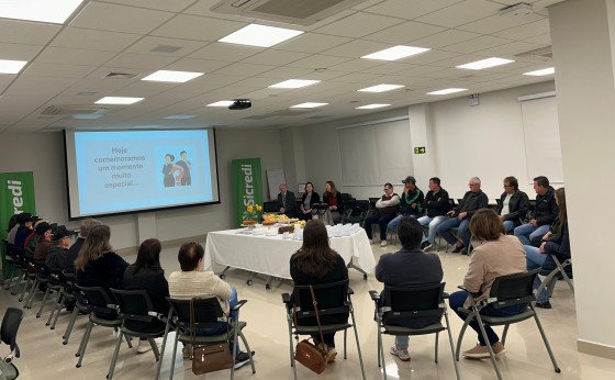 Associados são homenageados por longa jornada com o Sicredi
