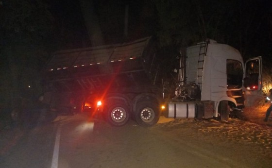 ATENÇÃO: Carreta tomba e interdita rodovia entre Medianeira e Missal