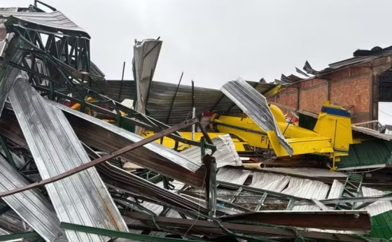 Aviões ficam danificados após vendaval destruir hangares de aeroclube no Paraná