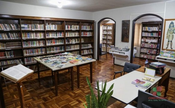 Biblioteca Pública Municipal possui cerca de 12 mil exemplares em Missal