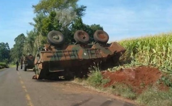 Blindado do Exército tomba em estrada rural