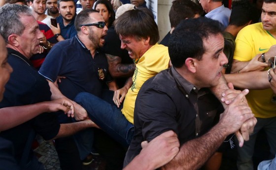 Bolsonaro leva facada durante ato de campanha em Juiz de Fora, diz Polícia Militar de Minas