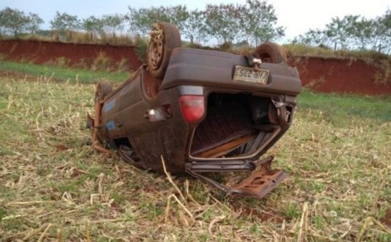 Bombeiros socorrem motorista que ficou ferido em capotamento na PR 495