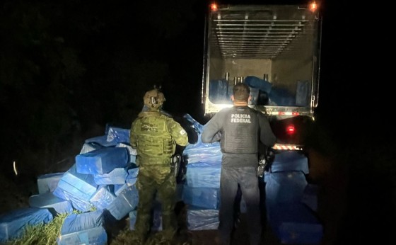 BPFRON e PF apreendem 13.500 pacotes de cigarros contrabandeados em Itaipulândia
