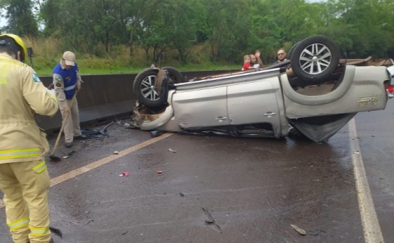 BR 277: Caminhonete capota após acidente na Serra do Mico