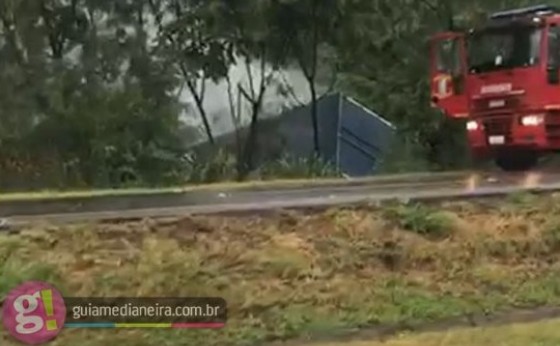 BR 277: Motorista foge após carreta carregada com maconha cair em barranco e pegar fogo