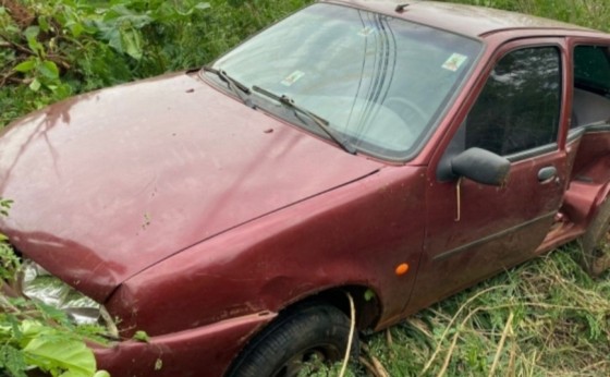 Buraco na pista causa acidente na PR 488, em Santa Helena