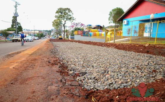 Calçadas e estacionamento em frente ao Centro de Convivência de Missal passa por revitalização
