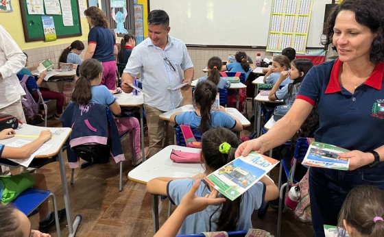 Câmara de Missal promove ação educativa com entrega de gibis “Câmara em Ação” nas escolas
