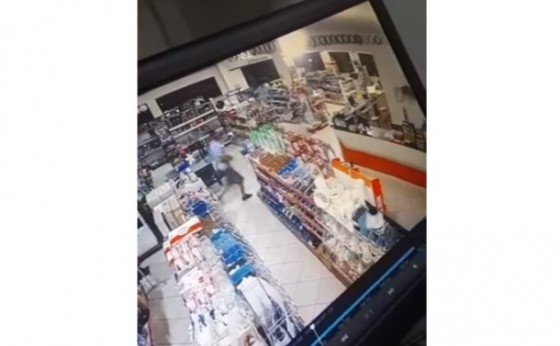Câmera de segurança registra ação de bandido em loja de Missal