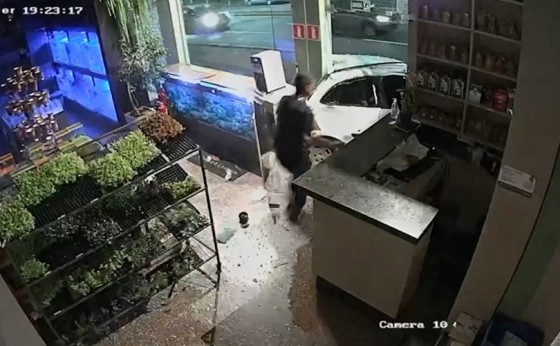 Câmeras flagram carro invadindo comércio em Foz do Iguaçu; trio fugia de atirador