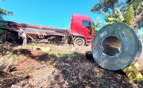 Caminhão bate em outro caminhão que havia tombado na PR-488 em Diamante do Oeste