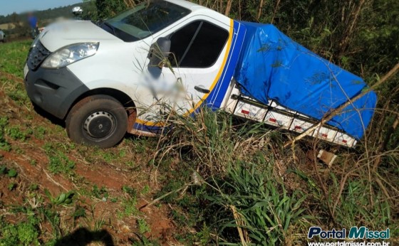 Caminhão cai em barranco após batida na BR-277 em São Miguel