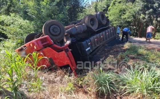 Caminhão carregado com piche de asfalto que seguia para Missal tomba em Vila Curvado