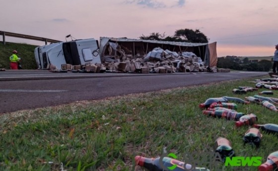 Caminhão carregado de vinho tomba na BR-277, na divisa entre São Miguel e Medianeira