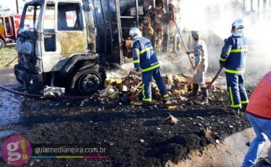 Caminhão de Medianeira fica destruído após pegar fogo na BR 277