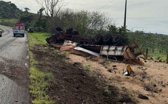 Caminhão fica destruído em tombamento na PR 488 em Diamante do Oeste