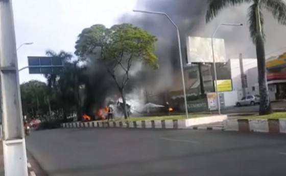 Caminhão passa por cima de veículos e explode em grave acidente em Foz do Iguaçu
