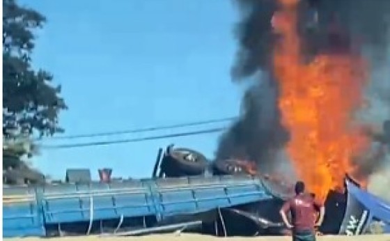 Caminhão pega fogo após acidente na BR-277 e rodovia é interditada em Céu Azul