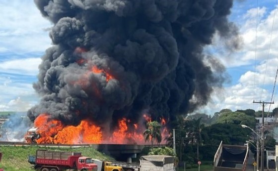 Caminhão-tanque explode em acidente e motorista salta de cabine em chamas no Paraná