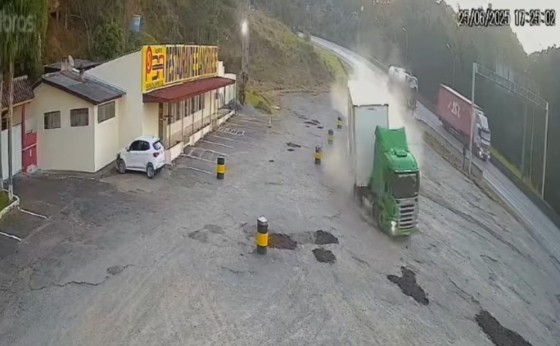Caminhão tomba ao ficar sem freio na BR-116 no Paraná