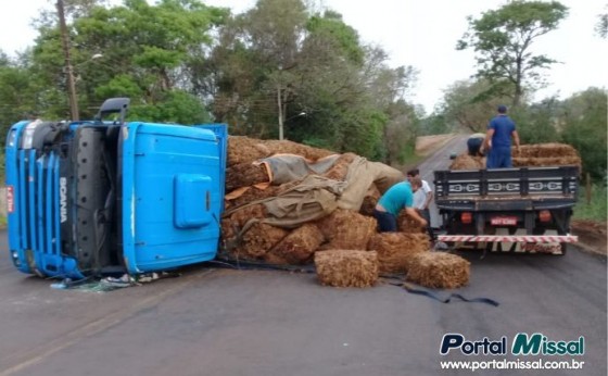 Caminhão tomba ao sair da rodovia Portão Ocoi e entrar na PR 497