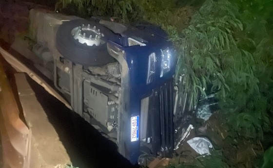 Caminhão  tomba na cabeceira da ponte do Rio São Vicente em Missal