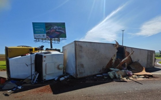 Caminhão tomba na PR-497 próximo a Itaipulândia; motorista sofre ferimentos leves