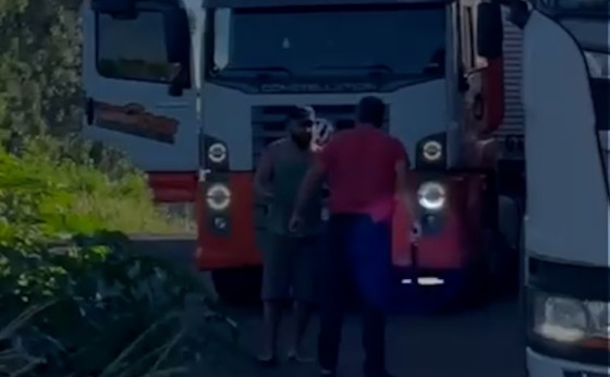 Caminhoneiro é cortado com facão após manobra na BR-163