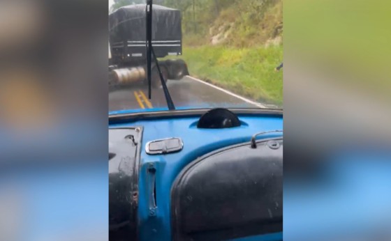 Caminhoneiro evita tragédia em curva de rodovia no Paraná