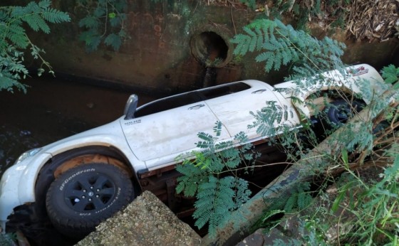 Caminhonete cai dentro de rio em São Miguel do Iguaçu