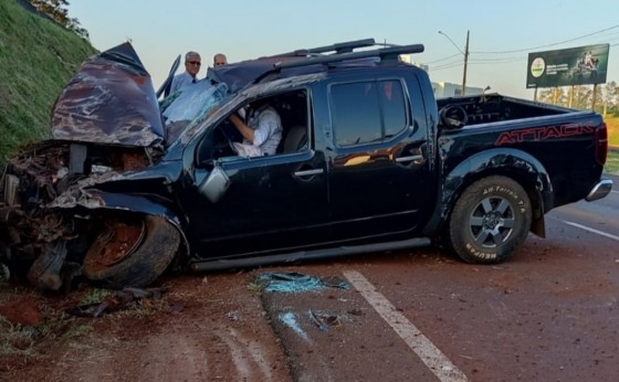 Caminhonete capota na BR 277 após motorista perder controle de direção