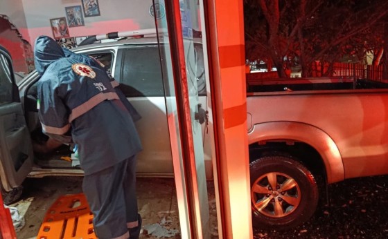 Camionete invade salão de beleza no centro de Missal durante a madrugada