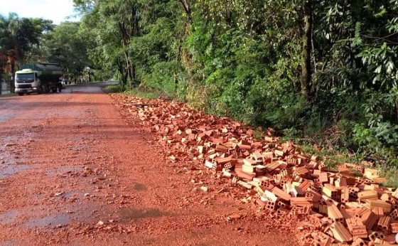 Carga de tijolos cai de carreta e interdita PR 497, na Vila Ipiranga