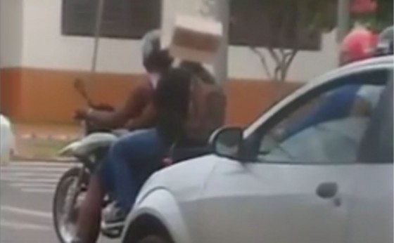 Caroneiro de moto troca o tradicional capacete por caixa de papelão em Medianeira (veja o vídeo)