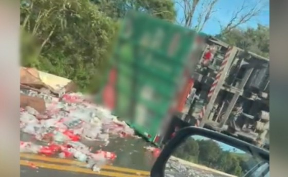 Carreta carregada com energéticos e whisky tomba na BR 277