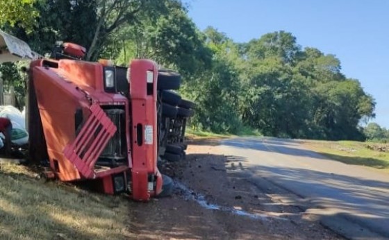 Carreta carregada de adubo tomba próximo à Ponte Queimada, entre Diamante D’Oeste e Santa Helena